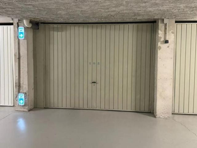 GARAGE DANS RÉSIDENCE SÉCURISÉE FABRON