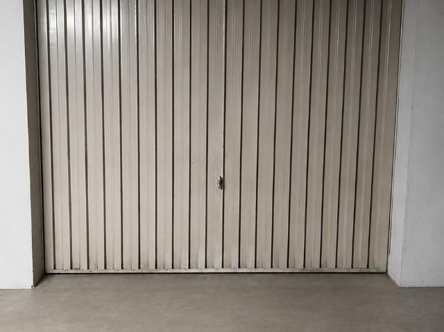 Garage de 15 m2 en sous sol sécurisé par porte automatique