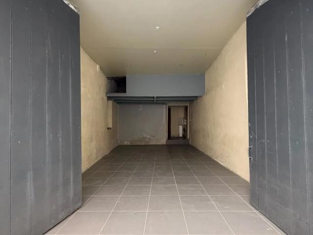 Garage de 45m2 avec kitchenette, et espace sanitaire, proc