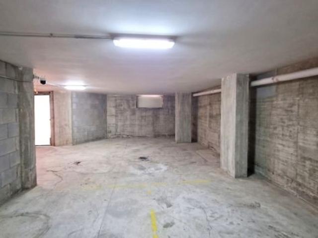 GARAGE DEPOSITO AMPIA METRATURA IN PIENO CENTRO MONDRAGONE V3272