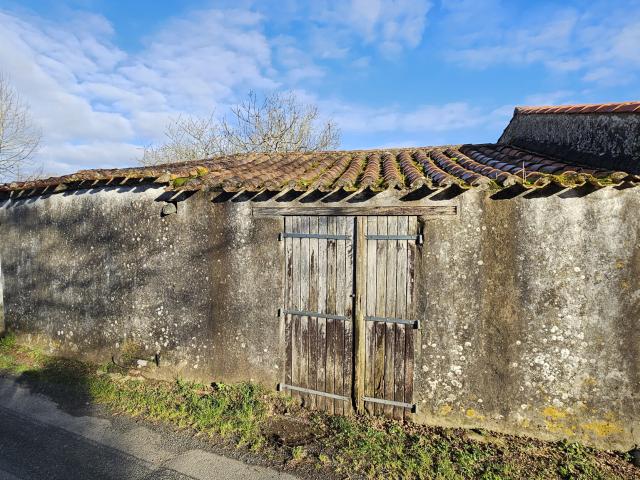 'Garage en pierre avec cave au pied du Lac du Jaunay, authenticité et potentiel de stockage.'