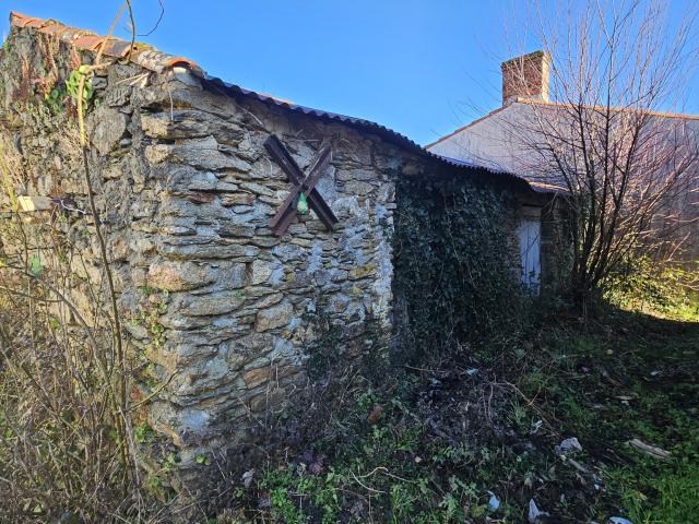 'Garage en pierre des années 1900 au pied du Lac du Jaunay, authenticité et potentiel de stockage.'