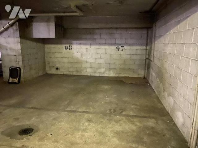 Garage en vente à Paris 16e Arrondissement, Île de France, 32000€