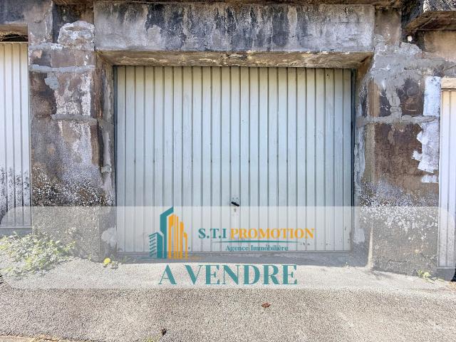 Garage fermé à vendre à Thil Investissement locatif ou stationnement sécurisé !