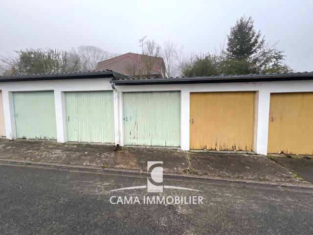 Garage fermé au sein d'une résidence pavillonaire