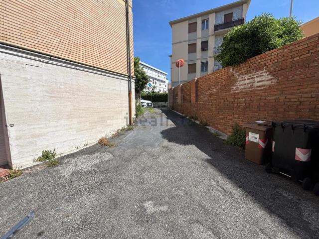 Garage in affitto di m² in Via Azzati, 31