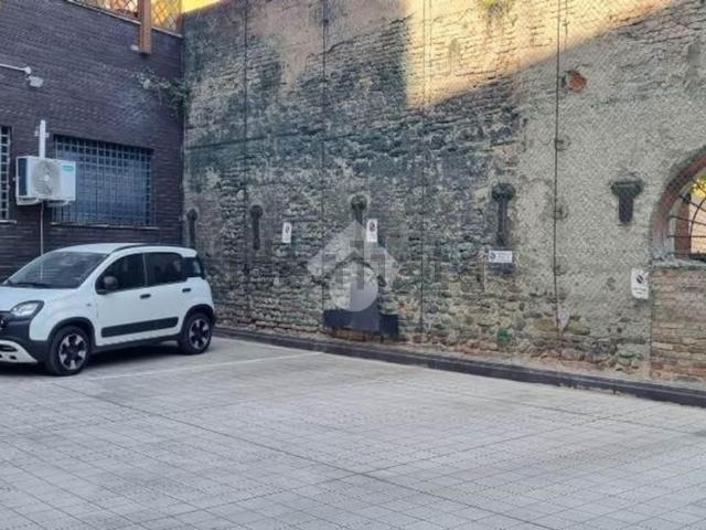 Garage in affitto di m² in Via Azzo Gardino, 2