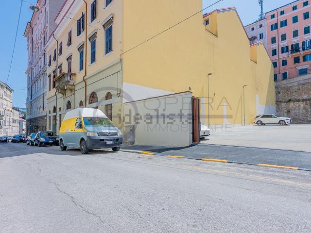 Garage in affitto di m² in Via Belpoggio, 12