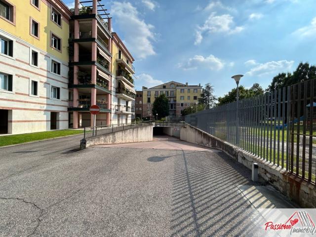 Garage in affitto di m² in Via Ca&apos  di Cozzi, 8