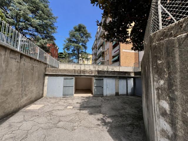 Garage in affitto di m² in Via Claudio Treves, 9