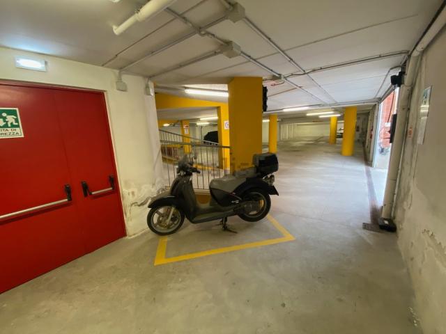 Garage in affitto di m² in Via Gaetano Previati, 16