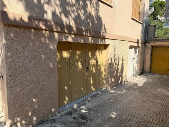 Garage in affitto di m² in Via Oslavia, 15