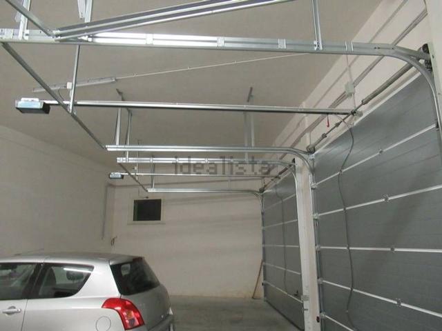 Garage in affitto di m² in Via Parigi