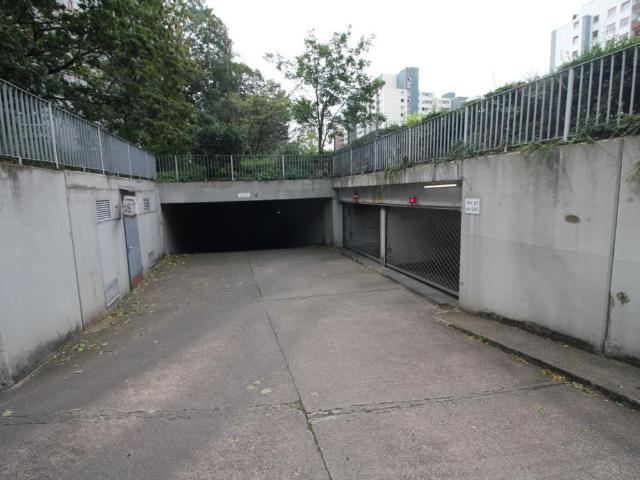 Garage in Köln Porz Tiefgaragenstellplatz mit Garagentor zu vermieten