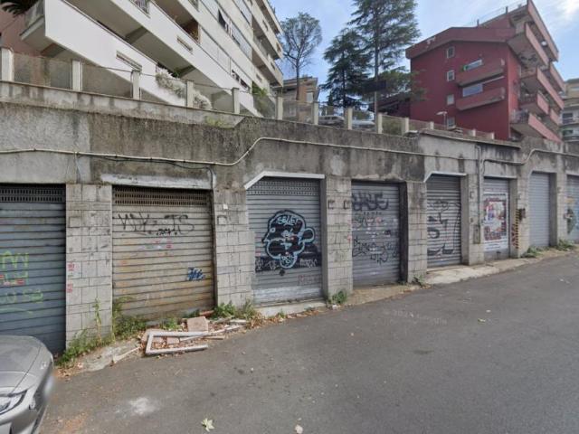 Garage in vendita a Roma