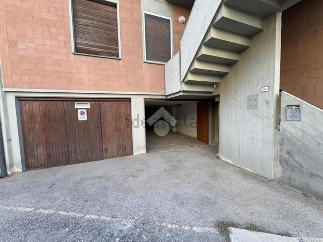 Garage in vendita di m² in Lungomare dei Pini, 22