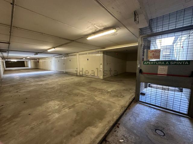 Garage in vendita di m² in Largo Molino
