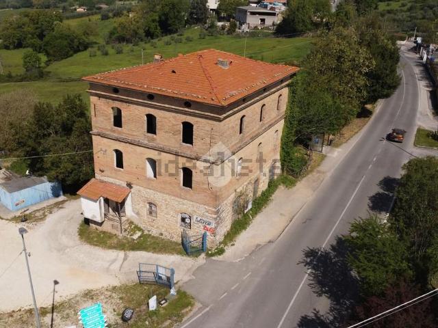 Garage in vendita di m² in Piazza Giuseppe Garibaldi, 31