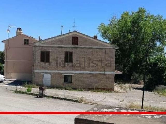 Garage in vendita di m² in Strada Faleriense a Valle, 11