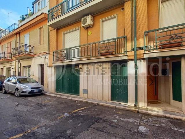 Garage in vendita di m² in Vico Catania, 20