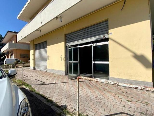 Garage in vendita di m² in Via Tavo, 290