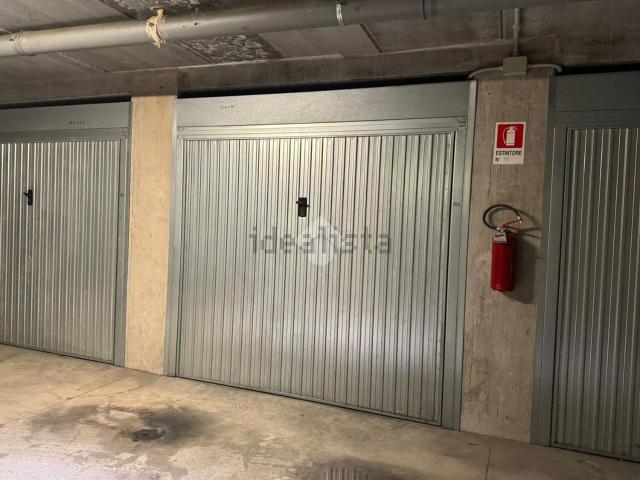 Garage in vendita di m² in Via Tione, 15