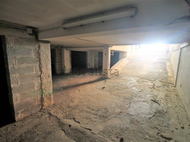 Garage in vendita di m² in Via Tisia, 3