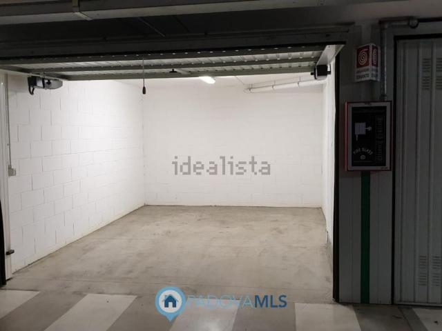 Garage in vendita di m² in Via Trieste