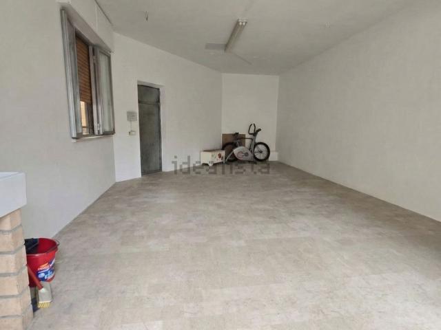 Garage in vendita di m² in Via Ugo Foscolo
