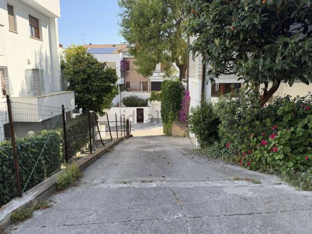 Garage in vendita di m² in Via Urbano Salvolini, 13