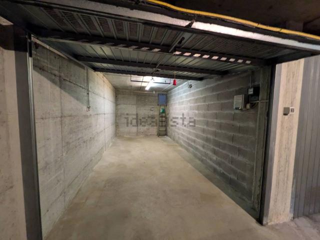 Garage in vendita di m² in Via Valpolicella, 55