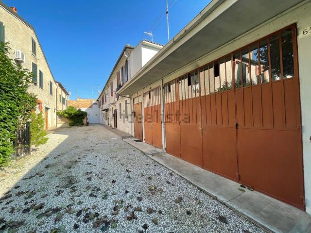 Garage in vendita di m² in Via Volano