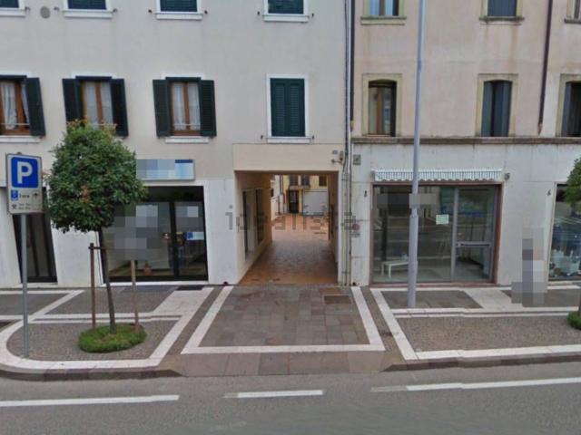 Garage in vendita di m² in Via XXV Aprile