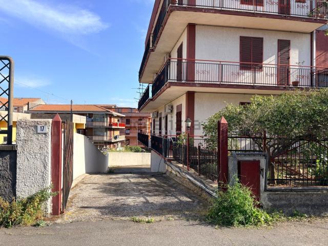 Garage in vendita di m² in Via Acireale, 17