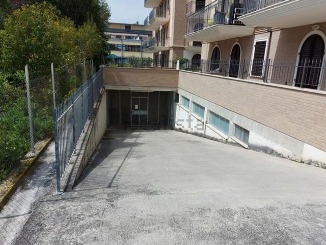 Garage in vendita di m² in Via Albania
