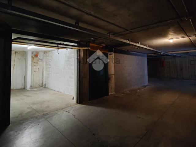 Garage in vendita di m² in Via Albere, 23