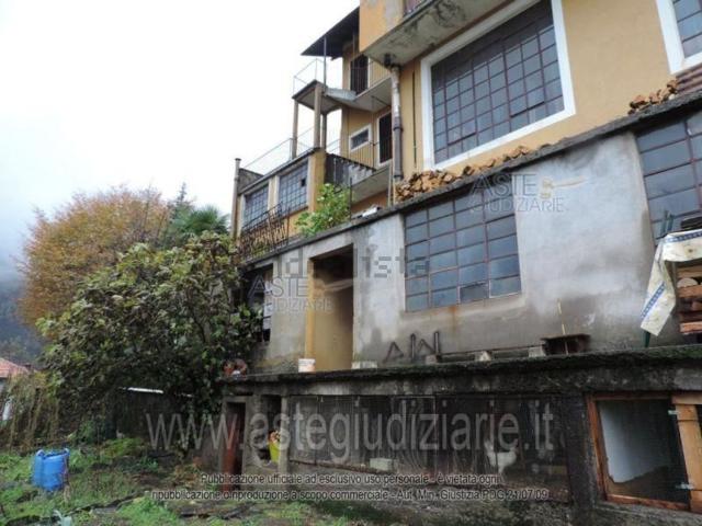Garage in vendita di m² in Via alle Cascine