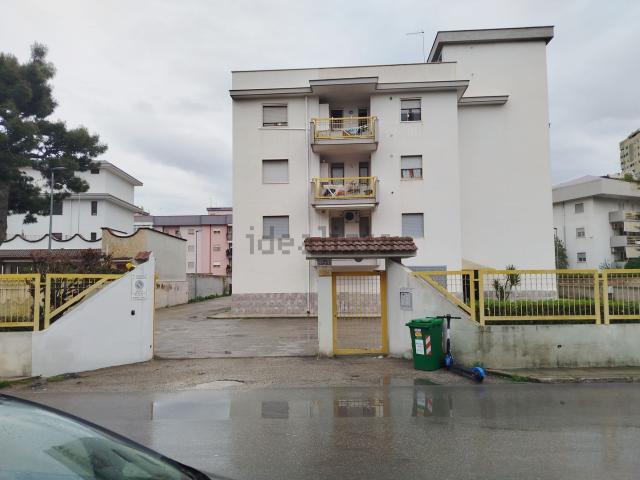 Garage in vendita di m² in Via Andrea Capozzi, 33