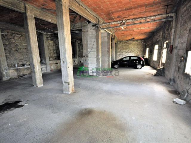 Garage in vendita di m² in Via Armando Diaz
