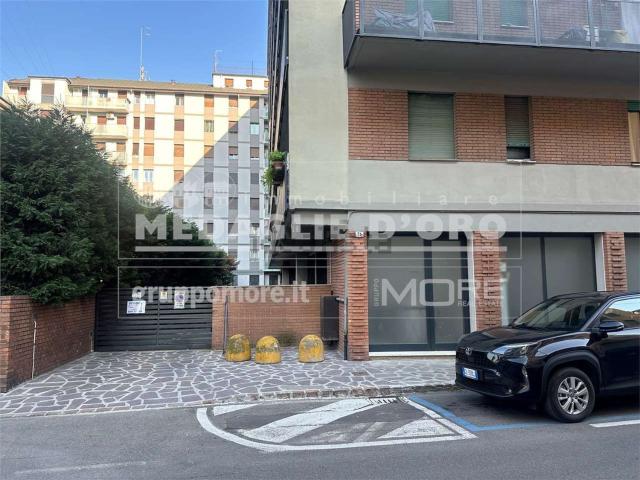 Garage in vendita di m² in Via Archirola, 25