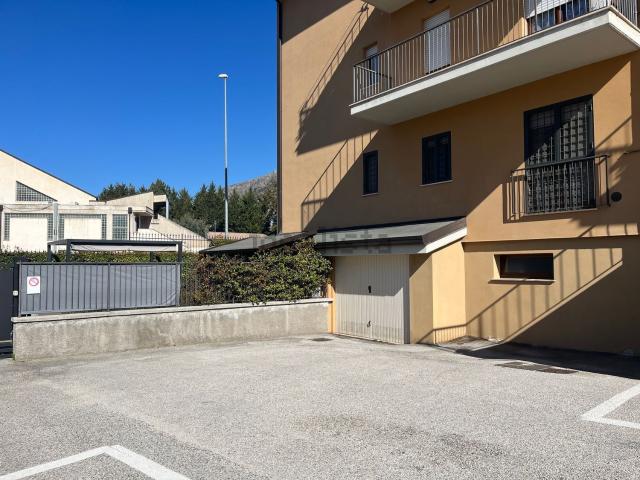 Garage in vendita di m² in Via Australia