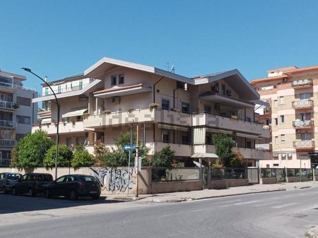 Garage in vendita di m² in Via Bardet, 54
