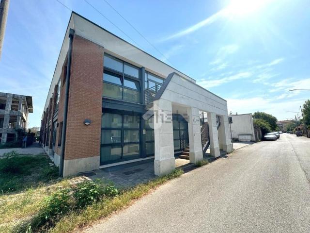 Garage in vendita di m² in Via Battaglione Vestone, 3