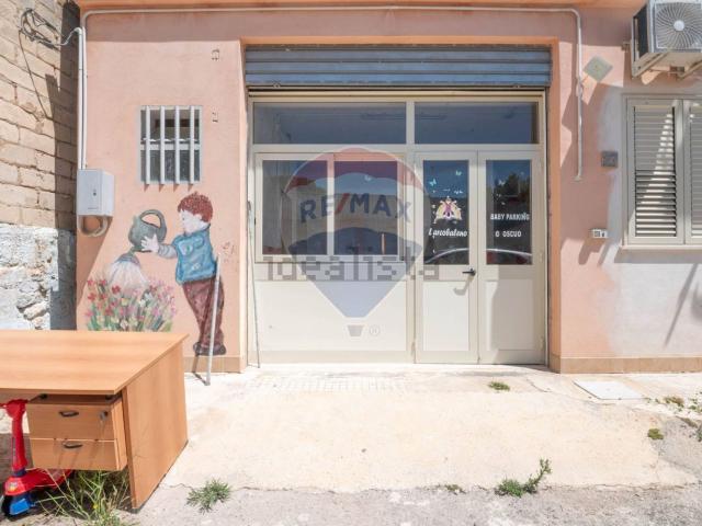 Garage in vendita di m² in Via Belice, 27