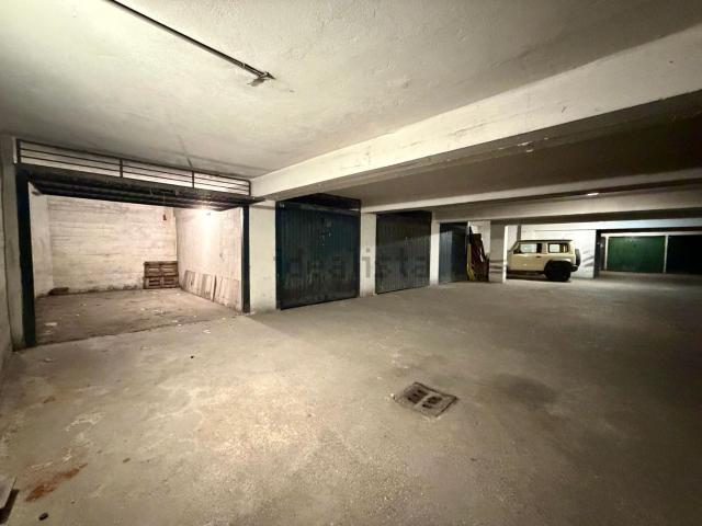 Garage in vendita di m² in Via Cantarane, 17