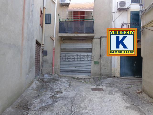 Garage in vendita di m² in Via Calirone, 68