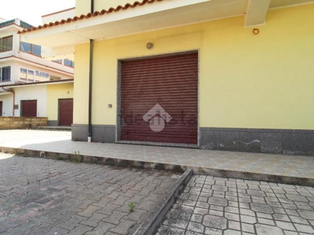 Garage in vendita di m² in Via Cassia, 3