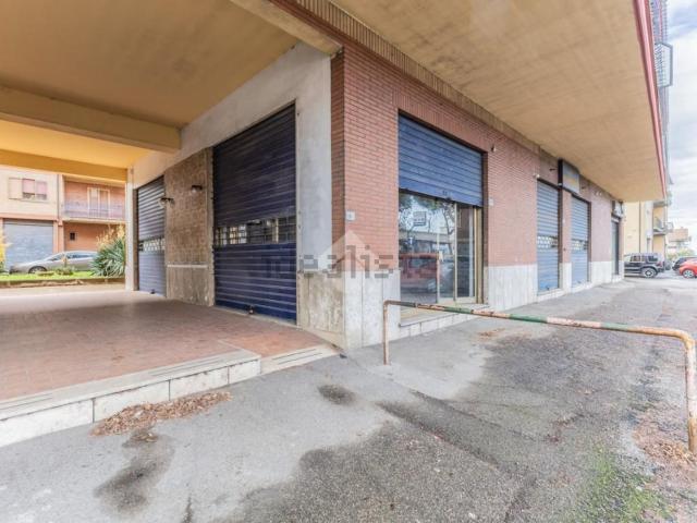 Garage in vendita di m² in Via Cassia, 25