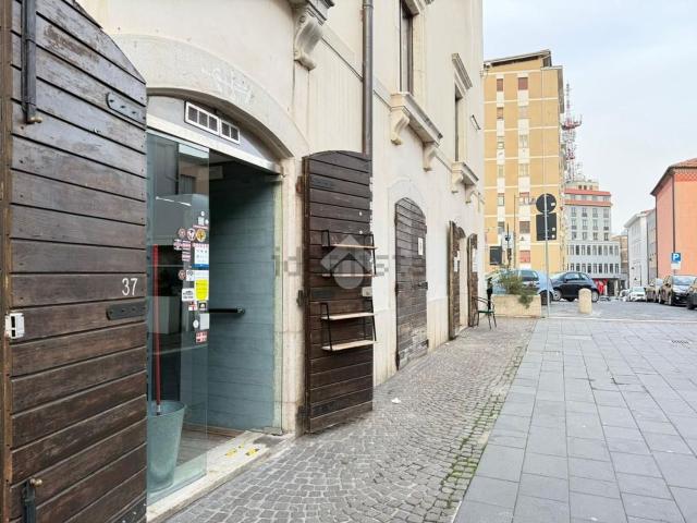 Garage in vendita di m² in Via Cesare Battisti, 37