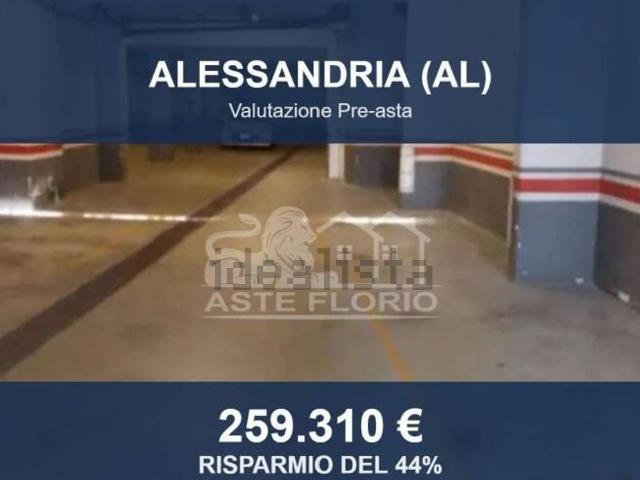 Garage in vendita di m² in Via Cremona, 3